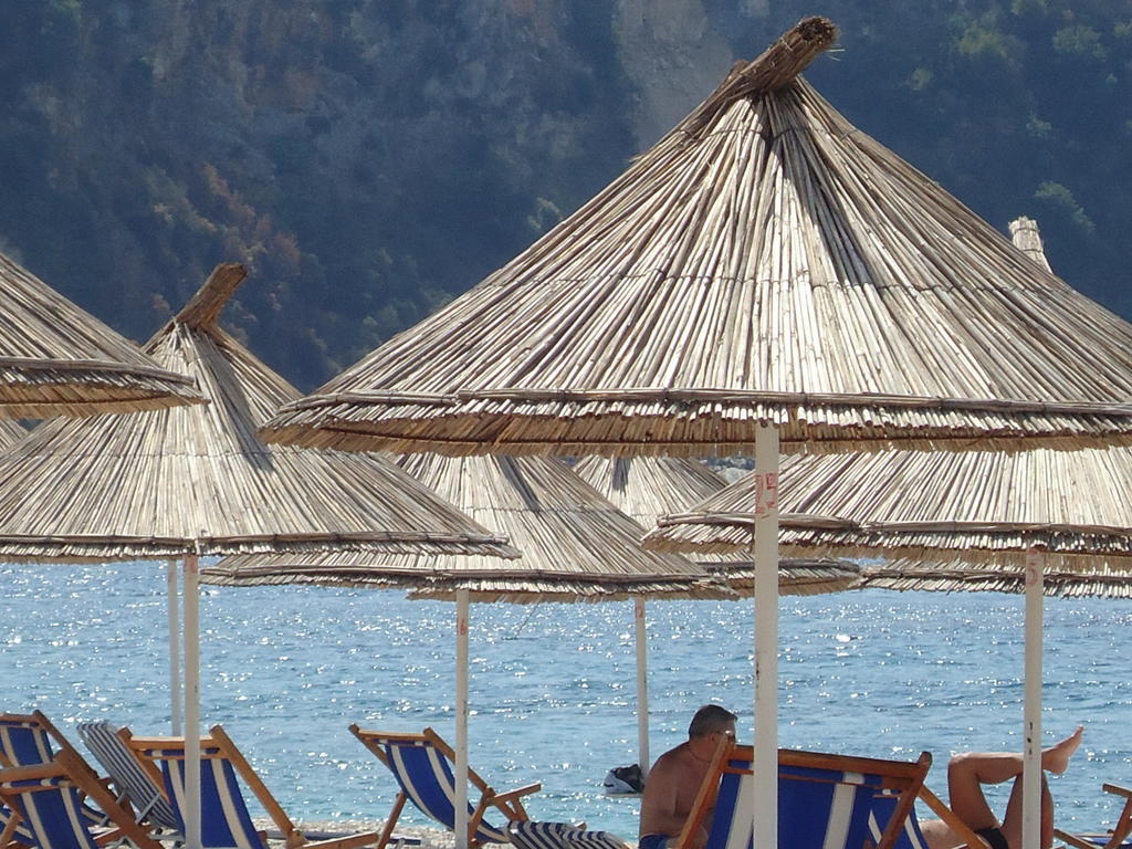 Rondos Hotel Himare Buitenkant foto