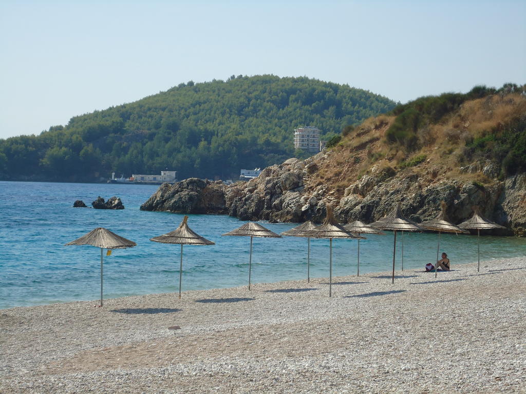 Rondos Hotel Himare Buitenkant foto