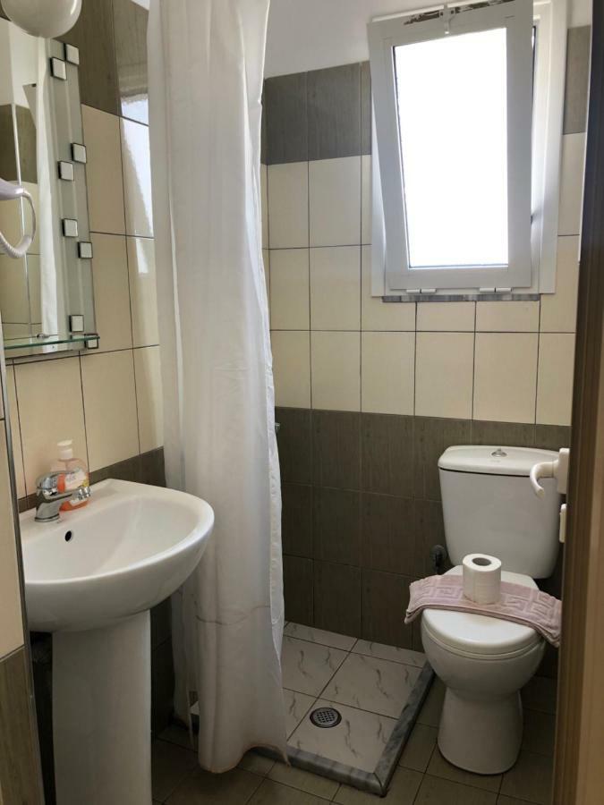 Rondos Hotel Himare Buitenkant foto