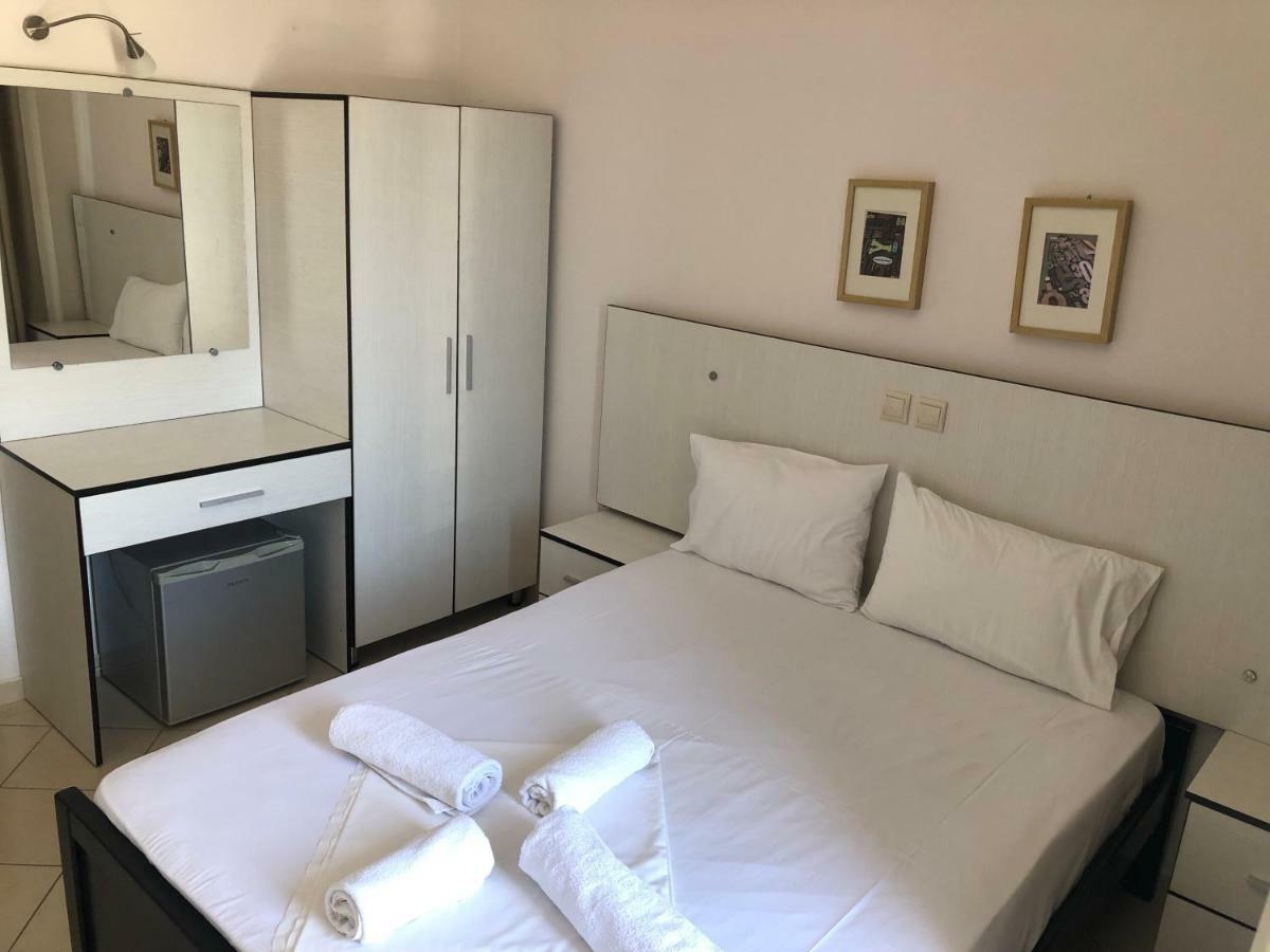 Rondos Hotel Himare Buitenkant foto