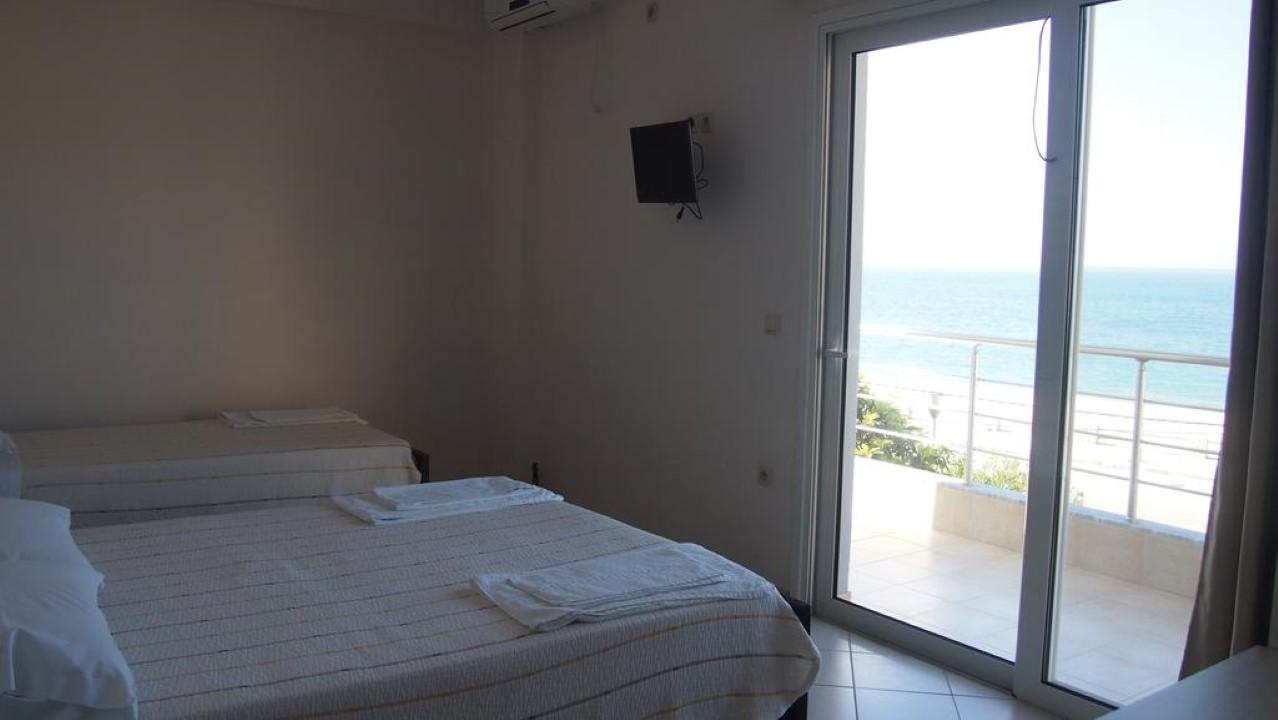 Rondos Hotel Himare Buitenkant foto